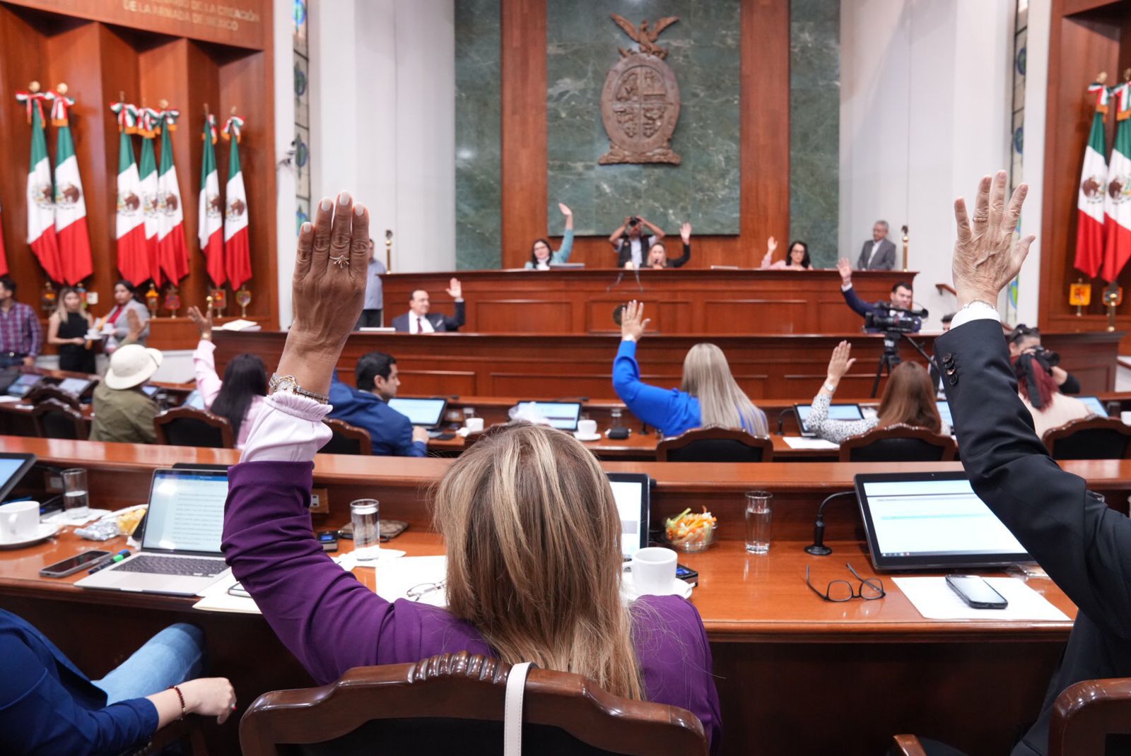 Diputadas y diputados de la 65 Legislatura dieron lectura este martes en Sesión Ordinaria a tres iniciativas, una que busca tipificar como delito el uso de "ponchallantas". Otra iniciativa busca garantizar los servicios de salud a trabajadores de honorarios al servicio del Estado, y la tercera tiene como objetivo expedir la Ley de Protección a la Maternidad del Estado de Sinaloa.