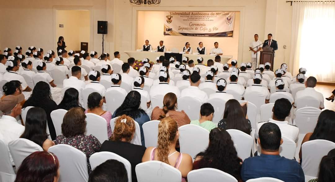 Emotiva y concurrida fue la ceremonia de imposición de cofias y colocación de pines, organizada por la Facultad de Enfermería Mazatlán (FEMAZ) de la Universidad Autónoma de Sinaloa.