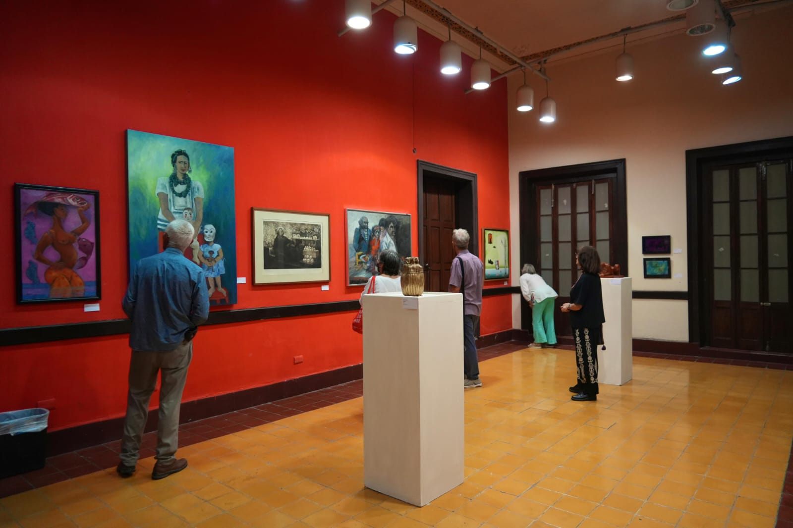 La exposición cuenta con 30 obras en diversas técnicas, incluyendo litografía y agua fuerte, así como una pieza titulada "Tributo a Rufino Tamayo" de Aida Petite. 
