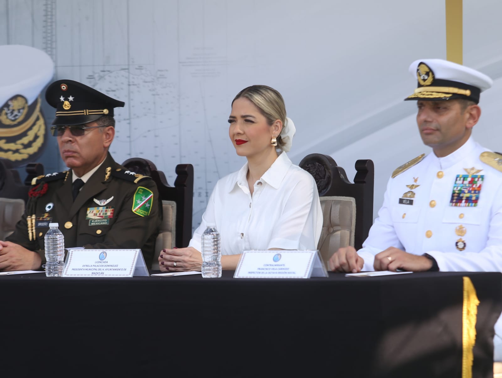 En presencia del Gobernador Rubén Rocha Moya, el Vicealmirante del Cuerpo General Diplomado de Estado Mayor, José Daniel Reséndiz Sandoval, recibe el mando de armas de la Octava Región Naval