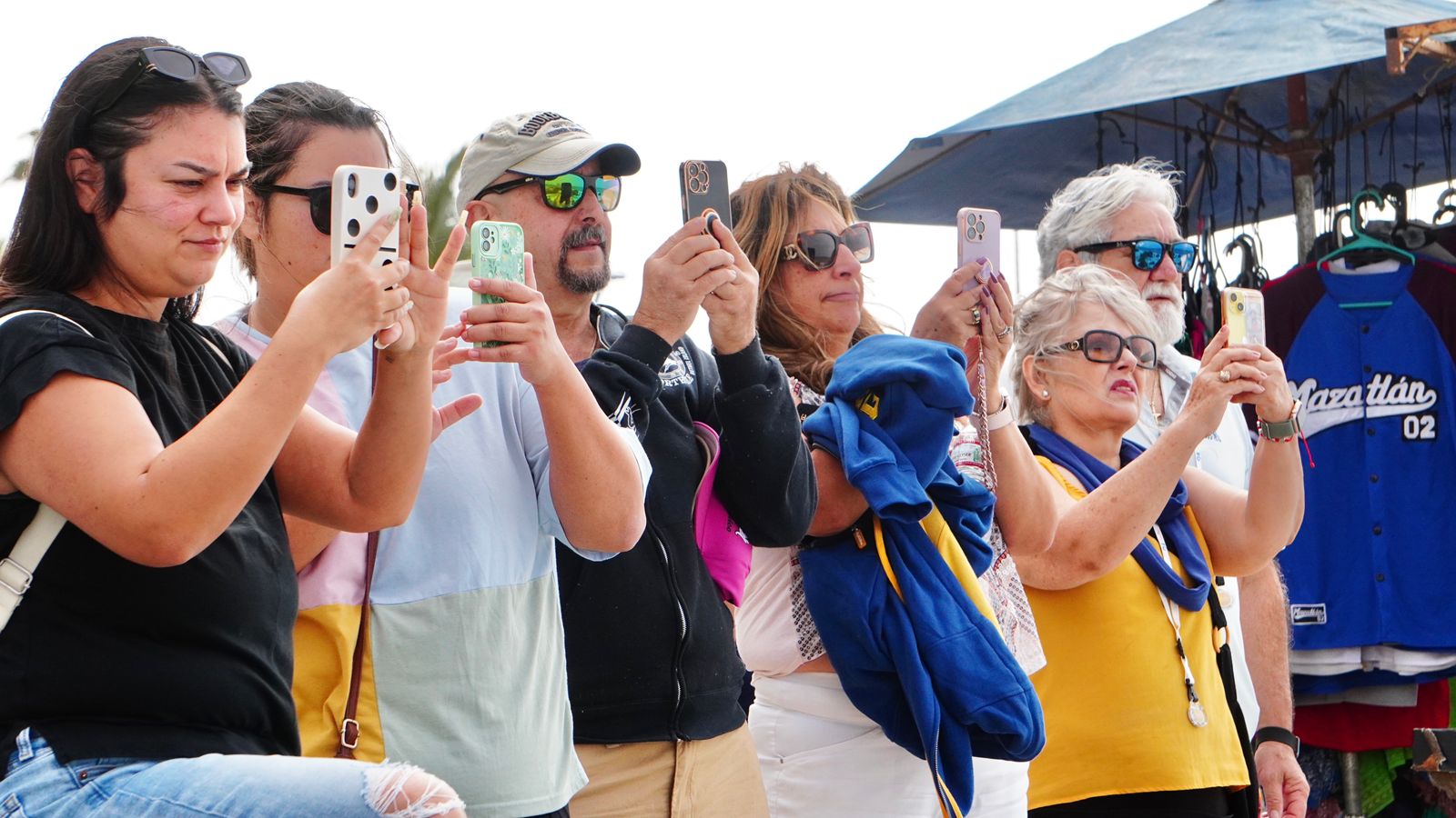 De nueva cuenta, Mazatlán recibió dos cruceros turísticos, el Majestic Princess y el Navigator Of The Seas, para sumar 95 en lo que va de este año, con más de 380 mil pasajeros que han arribado a nuestro Puerto, informó el titular de la Secretaría de Turismo, Ricardo Velarde Cárdenas.