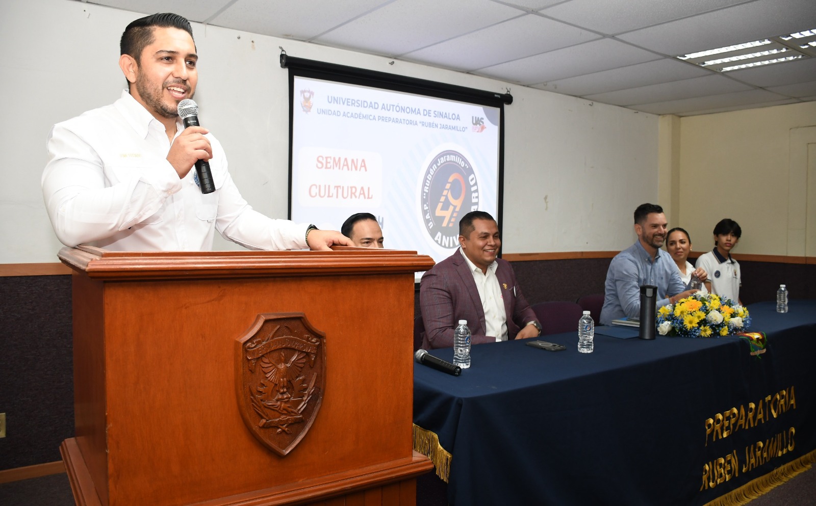 Manteniéndose a la vanguardia y predilección de la comunidad mazatleca, la Unidad Académica Preparatoria Rubén Jaramillo inauguró la “Semana Cultural” en conmemoración del 49 aniversario de su fundación. 
El Dr. Jesús Alejandro Vázquez Meza, director de la preparatoria, compartió su sentir a toda la comunidad estudiantil que conforma la emblemática institución. 
“Es un logro muy importante, estamos por llegar a los 50 y hemos visto pasar a muchas generaciones que hoy en día son exitosos, entonces saber que esta escuela empezó en un turno nocturno en 1975, y que hoy es un referente aquí en el sur del estado, habla del buen trabajo que realizamos en nuestra institución”. 
Por su parte, el Dr. Manuel Iván Tostado Ramírez, Vicerrector de la Unidad Regional Sur, felicitó y compartió su emoción al inaugurar tan importante evento.
“Felicito a toda la comunidad que integra esta emblemática y trascendental Preparatoria Rubén Jaramillo a los más de 3,000 estudiantes que la integran, a los más de 100 trabajadores universitarios docentes, administrativos y de confianza, en esta celebración de su 49 aniversario. También felicito por iniciar esta semana cultural y deportiva en el marco de los festejos de la Revolución Mexicana y haber terminado esta visita con la inauguración de este importante centro de cómputo que tiene tecnologías innovadoras, equipo vanguardista y que va a permitir que el desarrollo de las clases que involucra las tecnologías se hagan de manera eficiente”.  
Para culminar, se realizó el corte de listón para inaugurar el nuevo centro de cómputo, mismo que está equipado con tecnología de calidad y vanguardista.  Además, durante la semana del 20 al 22 de noviembre se llevarán a cabo diversas actividades culturales y deportivas como parte de la celebración, culminando con la entrega de la presea “Orgullo Jaramillo” que reconoce el esfuerzo y disciplina de estudiantes y profesores. 
Finalmente, la Escuela que inició ofreciendo el turno nocturno en 1975, hoy se posiciona como una de las mejores preparatorias y un referente en educación de calidad a nivel local con más de 3600 estudiantes entre los distintos grados.
