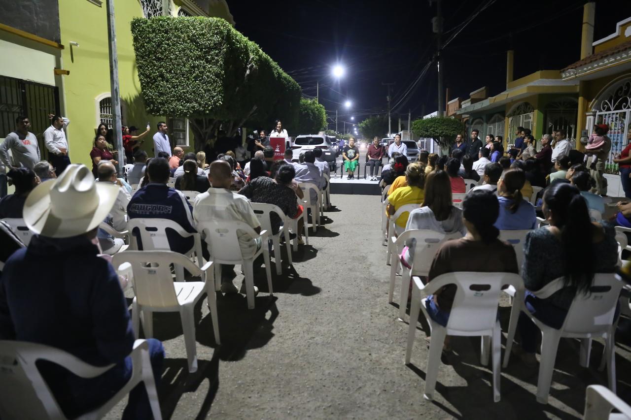 El Departamento de Parques y Jardines, llenó 6 camiones de volteo con la poda de árboles y limpieza de maleza; además, se pintaron varios juegos infantiles en el lugar.