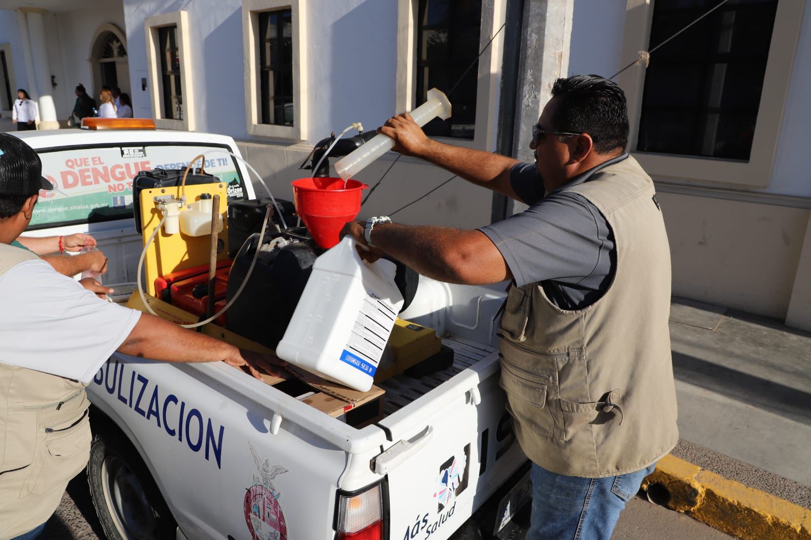 -	El presidente municipal de Elota, Richard Millán Vázquez indicó que a la par de la fumigación se está llevando una campaña de abatización en todo el municipio y que continúan trabajando en coordinación con la Secretaria de Salud para erradicar esta problemática