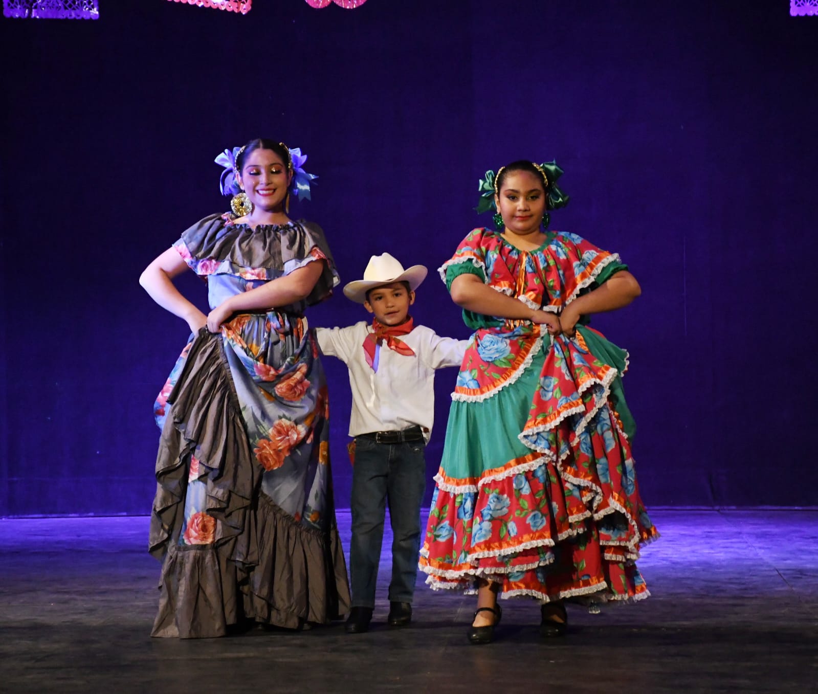 El Teatro Universitario fue sede de este espectáculo enmarcado por el día de la Revolución Mexicana,  fecha memorable en la historia del país.