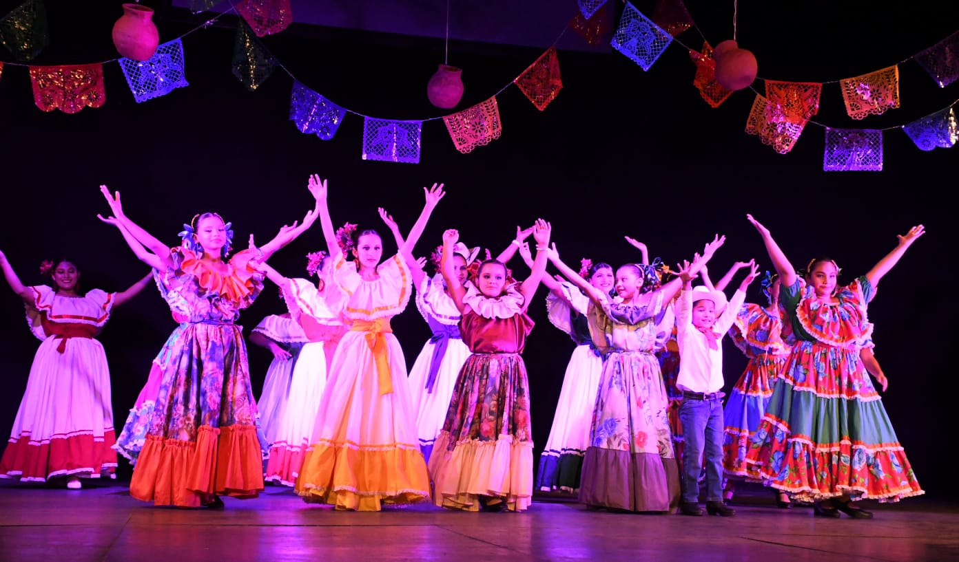 El Teatro Universitario fue sede de este espectáculo enmarcado por el día de la Revolución Mexicana,  fecha memorable en la historia del país.