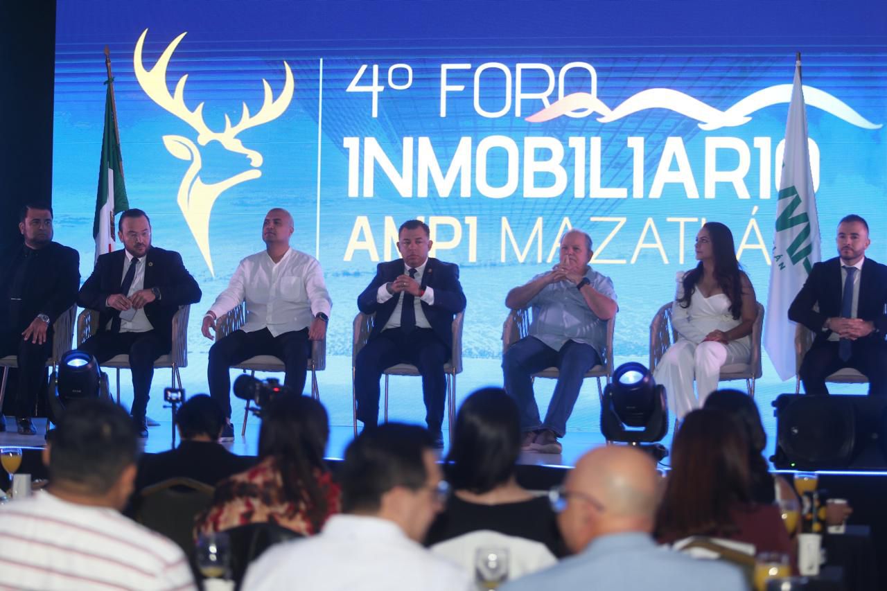 -	En representación de la Presidenta Municipal, Estrella Palacios Domínguez, el Oficial Mayor, Fernando Arballo Quintero, asiste a la inauguración del 4to Foro Inmobiliario AMPI Mazatlán 2024