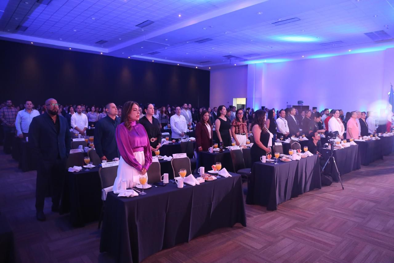 -	En representación de la Presidenta Municipal, Estrella Palacios Domínguez, el Oficial Mayor, Fernando Arballo Quintero, asiste a la inauguración del 4to Foro Inmobiliario AMPI Mazatlán 2024