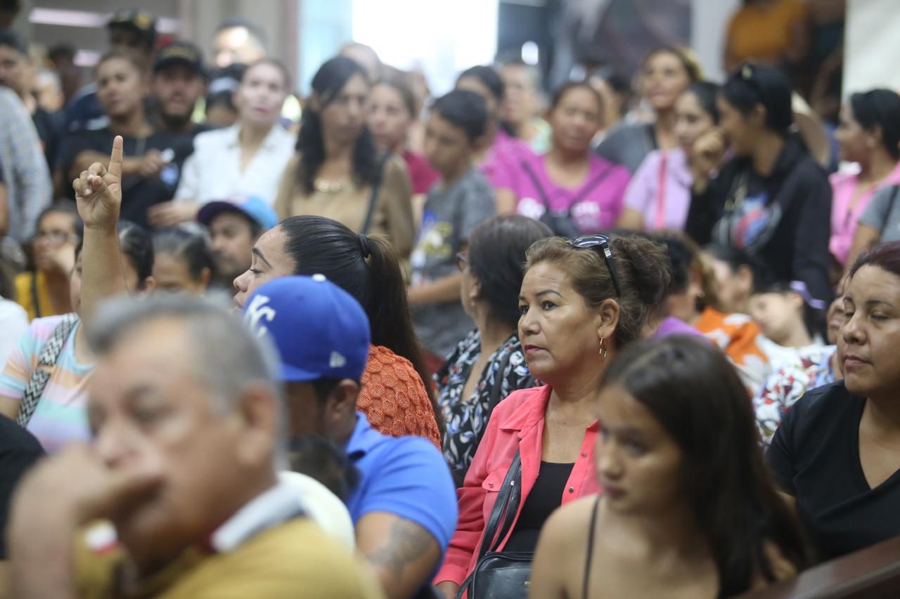 -	La Presidenta de Mazatlán pacta con las familias una reunión en el lugar donde viven, para abordar la situación a detalle y gestionar apoyos