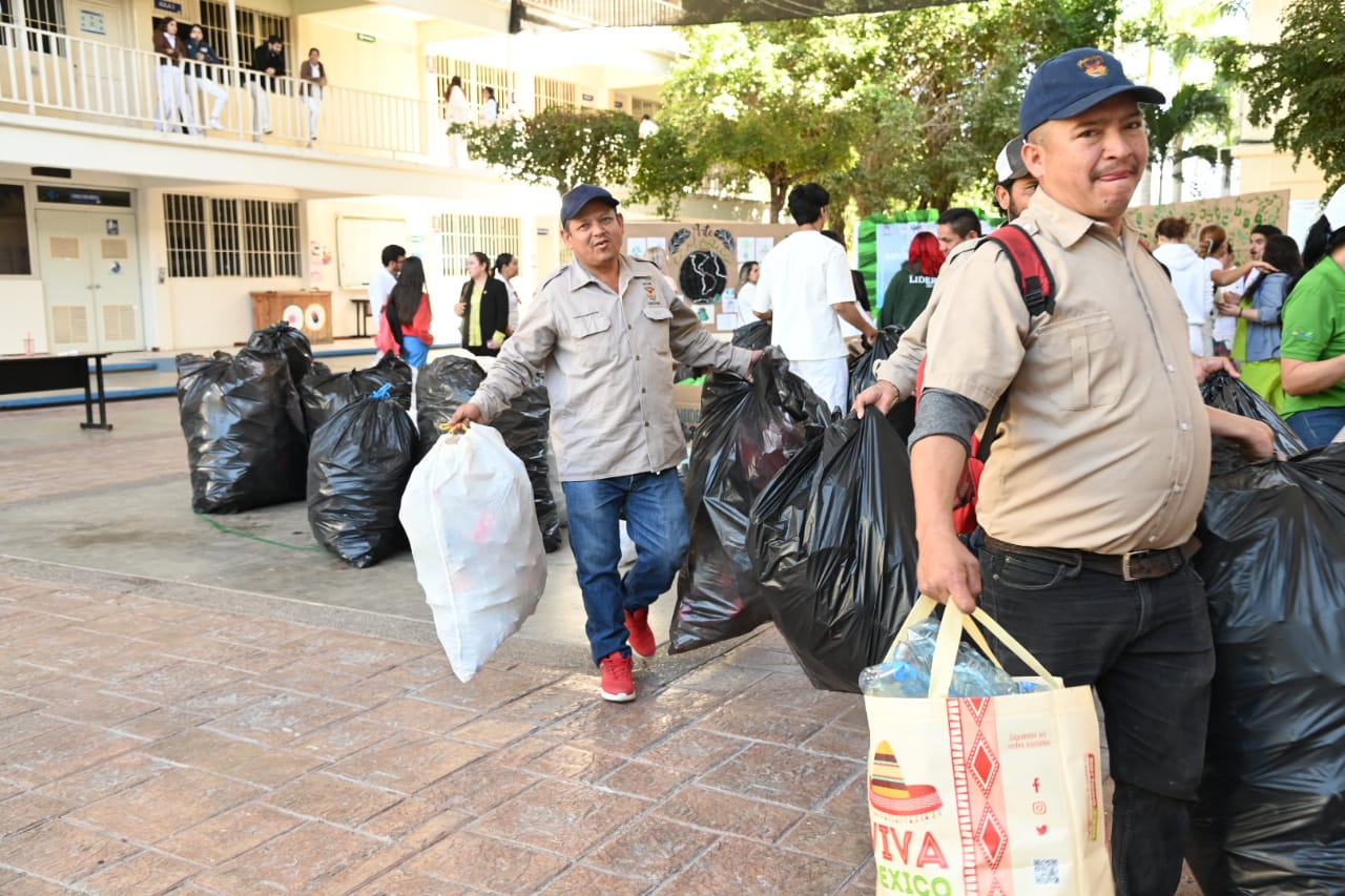 Priorizando el cuidado del medio ambiente, entrega la Facultad de Medicina material reciclable a la Unidad de Bienestar Universitario