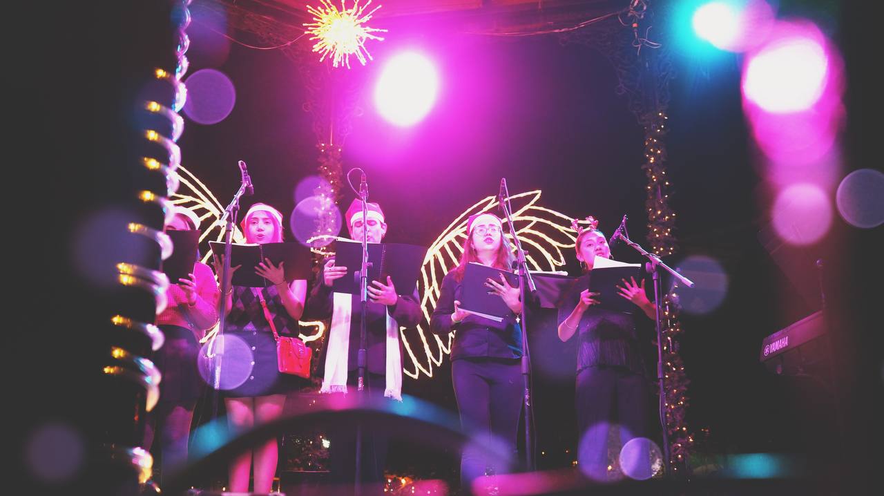 La Plazuela Machado se convertirá en un lugar emblemático de la Navidad mazatleca, un espacio donde las familias y amigos podrán reunirse para disfrutar de la iluminación, la música y la alegría de la temporada.