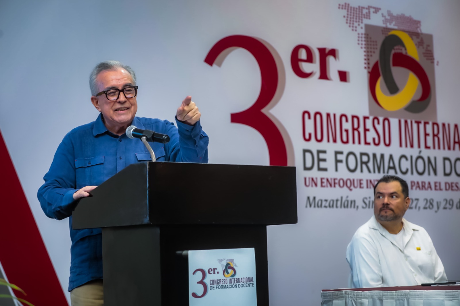 Ante estudiantes normalistas de varios estados de la República, y conferencistas de España, Perú y de distintas entidades del país, el gobernador Rubén Rocha Moya inauguró el Tercer Congreso Internacional de Formación Docente, con el lema: “Un enfoque integral para el desarrollo profesional y la formación inicial”, que congregará estos tres días en Mazatlán, hasta el próximo viernes, a cientos de futuros maestros.