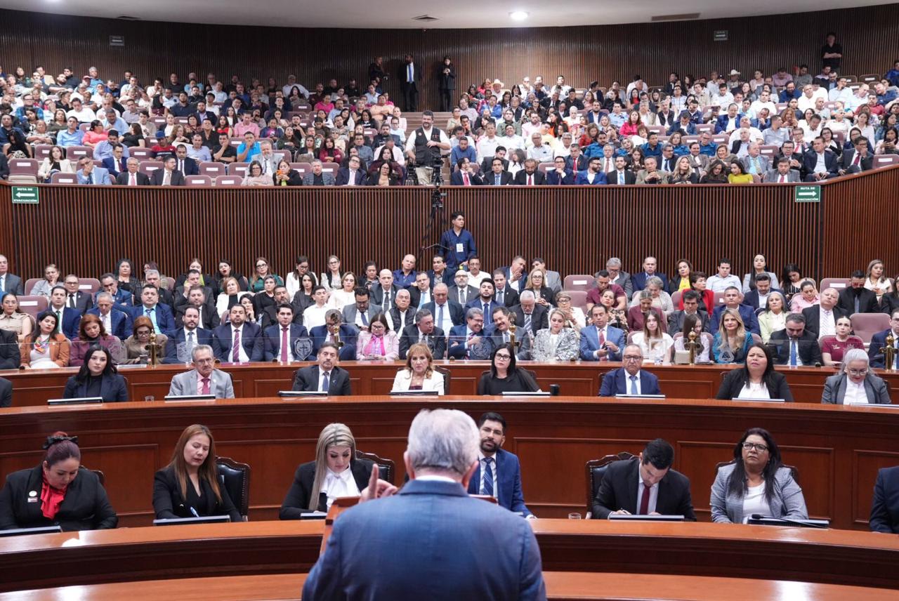 Respecto a la seguridad pública, reconoció los desafíos actuales y destacó la coordinación con fuerzas federales, incluyendo el Ejército, la Marina y la Guardia Nacional. Agradeció el apoyo de la presidenta Claudia Sheinbaum y reiteró su compromiso de restaurar la paz y tranquilidad en la entidad. 