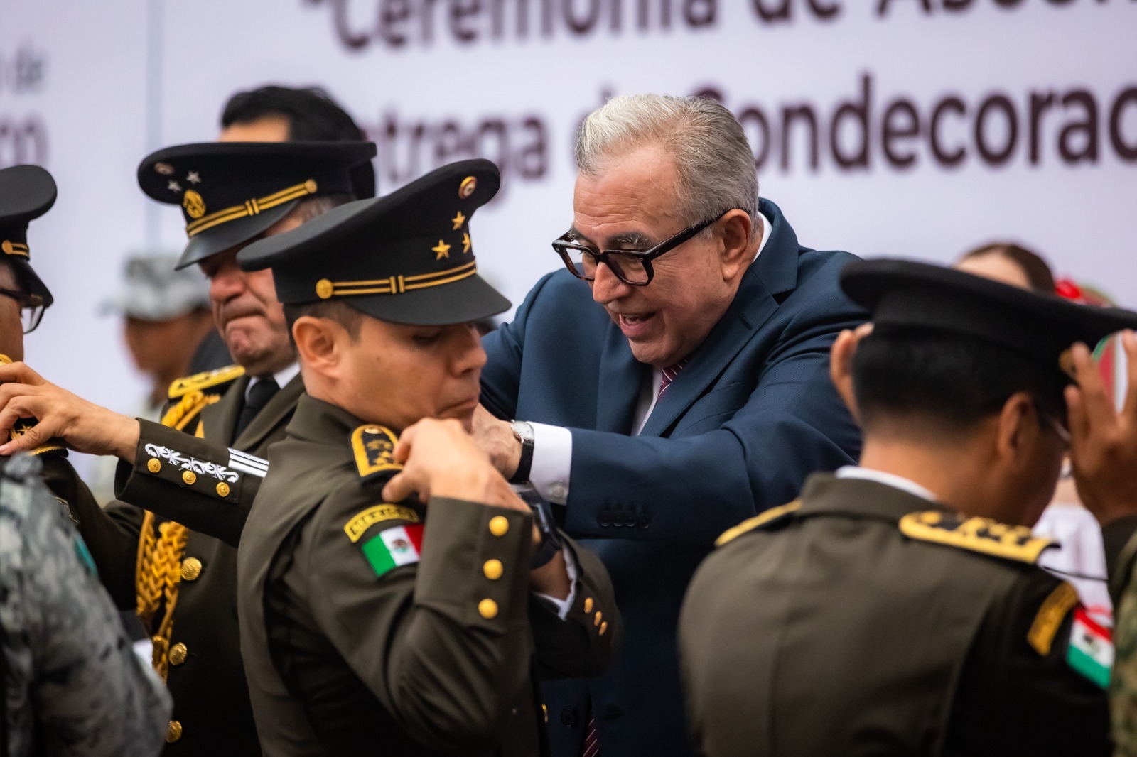 Enseguida presenció desde el balcón de la Presidencia Municipal el desfile para conmemorar el CXIV Aniversario de la Revolución Mexicana