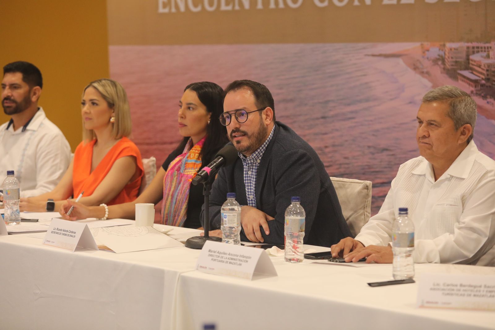 La Secretaria de Turismo de México, Josefina Rodríguez Zamora, sostuvo un encuentro de trabajo en el que participaron el titular de la SECTUR Sinaloa, Ricardo Velarde Cárdenas, la Presidenta Municipal Estrella Palacio Domínguez, y representantes del sector turístico.