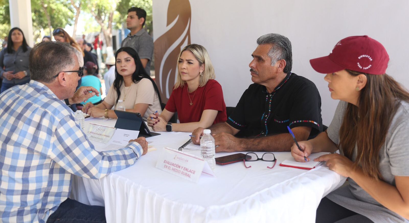 La Presidenta de Mazatlán, Estrella Palacios, da el banderazo de construcción de un nuevo espacio deportivo en la comunidad