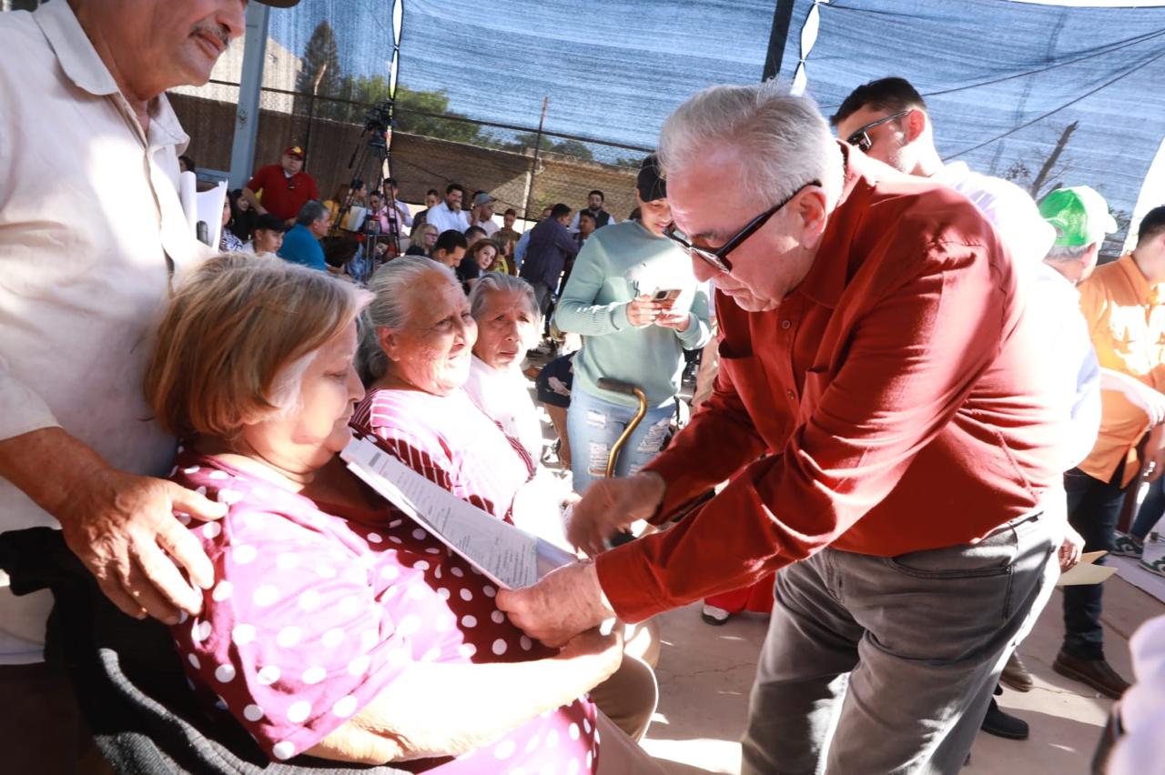 En un acto de justicia social, se otorgaron 970 títulos de propiedad a familias del Ejido Primero de Mayo.