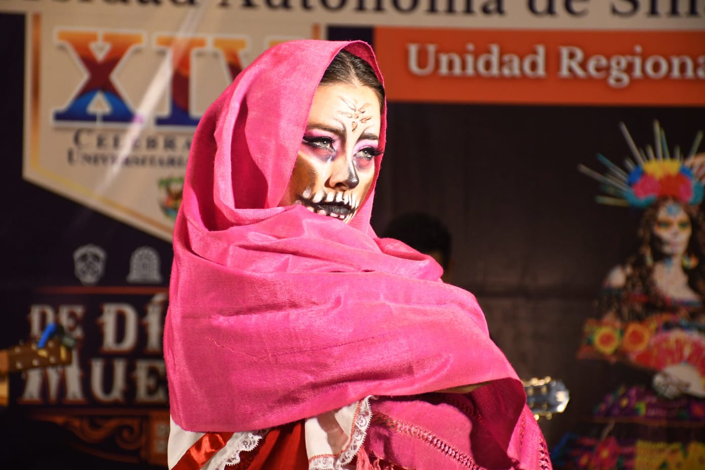 Con un majestuoso altar dedicado al pintor Antonio López Sáenz, en la entrada del Centro Cultural Universitario, así como música, teatro y danza, fue lo presentado en la tradicional XLV Celebración de Día de Muertos organizada por la Universidad Autónoma de Sinaloa y la Coordinación General de Extensión de la Cultura en la Unidad Regional Sur.