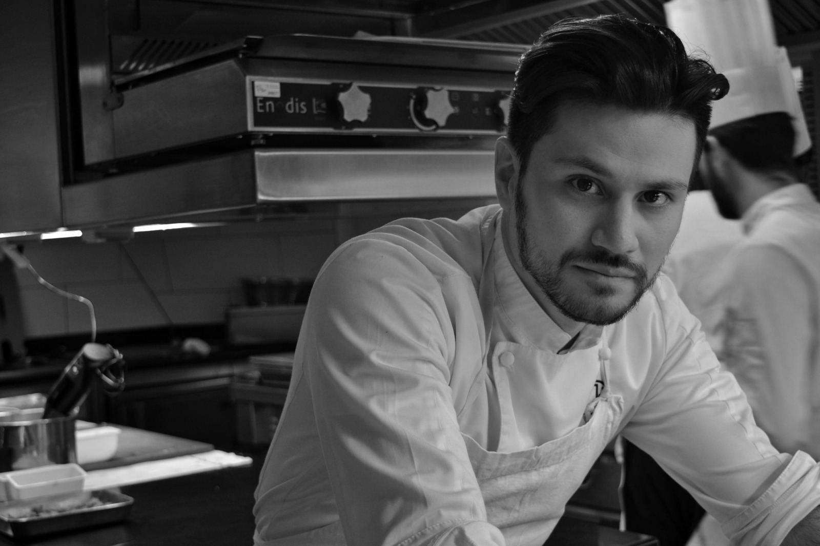 David Antonio, orgulloso egresado de la Licenciatura en Gastronomía, es hoy sous chef en restaurante de la Torre Eiffel