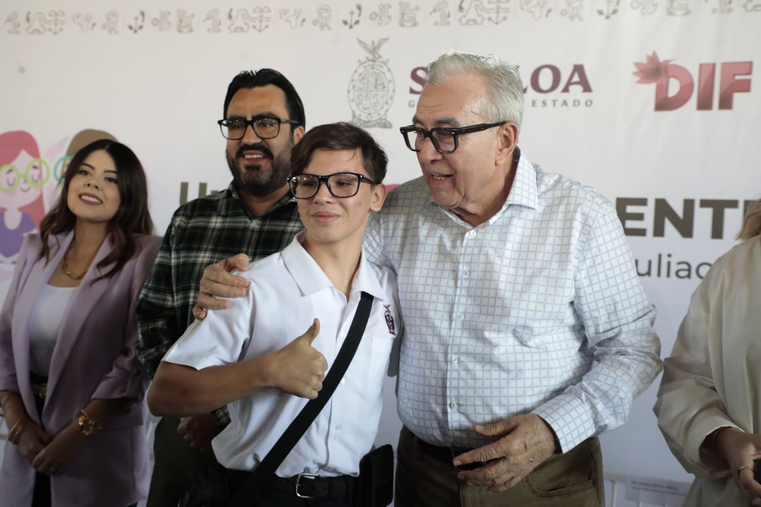 El gobernador Rubén Rocha Moya y la presidenta del DIF, Eneyda Rocha Ruiz, hicieron una nueva entrega de estos apoyos en la Secundaria Obrera Campesina