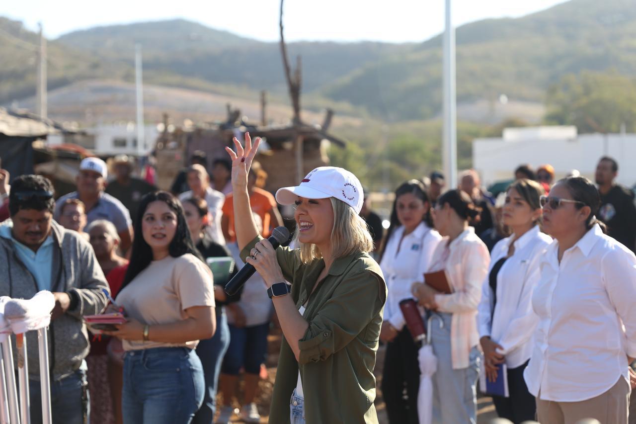 Estrella Palacios escucha sus peticiones y planteamientos, canalizándolos a las áreas de Gobierno pertinentes en busca de darles respuesta oportuna; les hace entrega de despensas alimenticias y cobijas