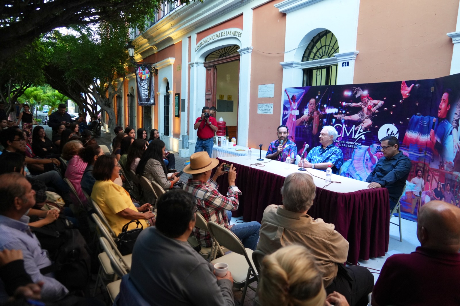 El maestro Enrique Patrón De Rueda, con una destacada trayectoria musical de 45 años, compartió momentos importantes y anécdotas de su prolífica vida en “Diálogos de nuestra historia”. Con pasión y sinceridad, habló sobre cómo, gracias a su esfuerzo y dedicación, logró convertirse en uno de los directores de ópera más destacados de México.