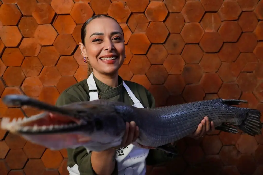 En sus viajes ha encontrado ingredientes como el pescado pejelagarto, el chile amashito y el cacao, además de variedades silvestres de perejil, cilantro y orégano usadas desde siempre en las cocinas locales.