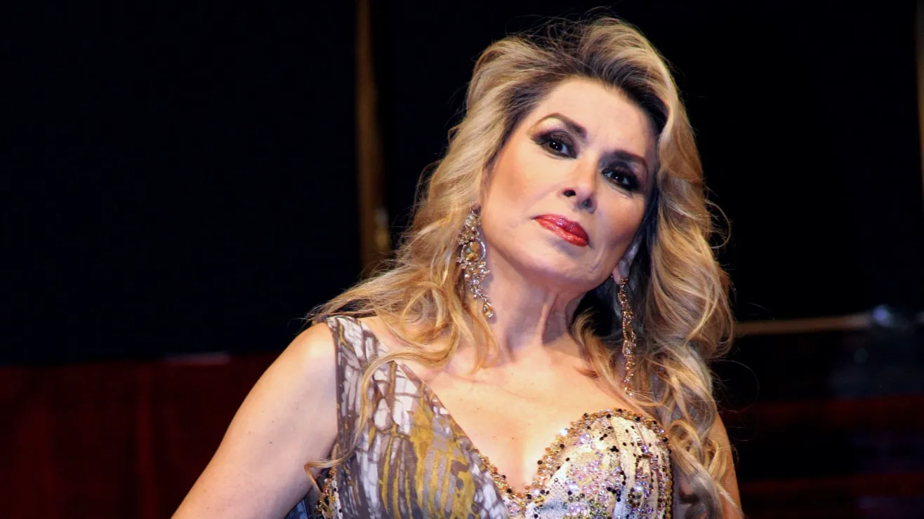 A sus 69 años de edad, la legendaria cantante Dulce falleció debido a complicaciones de salud, en plena Navidad, en un hospital de la ciudad de México.
Ella fue hospitalizada a inicios del mes de diciembre; su hermana Isabel Noeggerath confirmó la noticia a través de las redes sociales.
