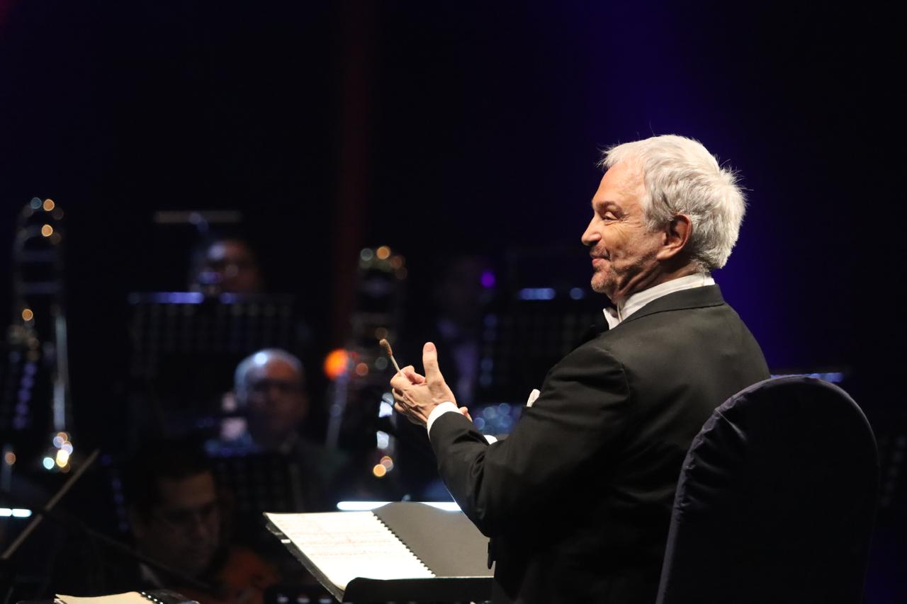 -	En el marco del Festival Cultural Mazatlán 2024, el Instituto Municipal de Cultura, Turismo y Arte, rinde homenaje al prestigiado director de orquesta por su 45 aniversario de brillante trayectoria musical
