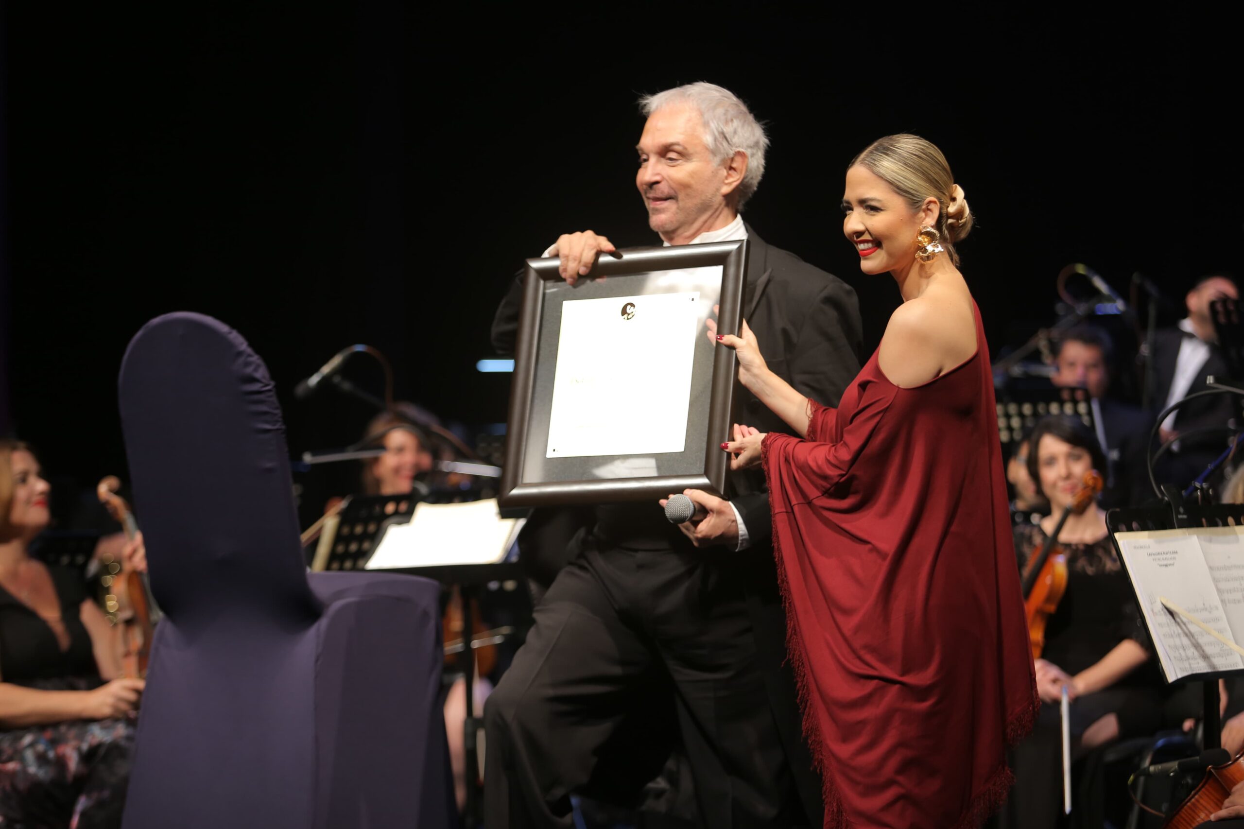 -	En el marco del Festival Cultural Mazatlán 2024, el Instituto Municipal de Cultura, Turismo y Arte, rinde homenaje al prestigiado director de orquesta por su 45 aniversario de brillante trayectoria musical