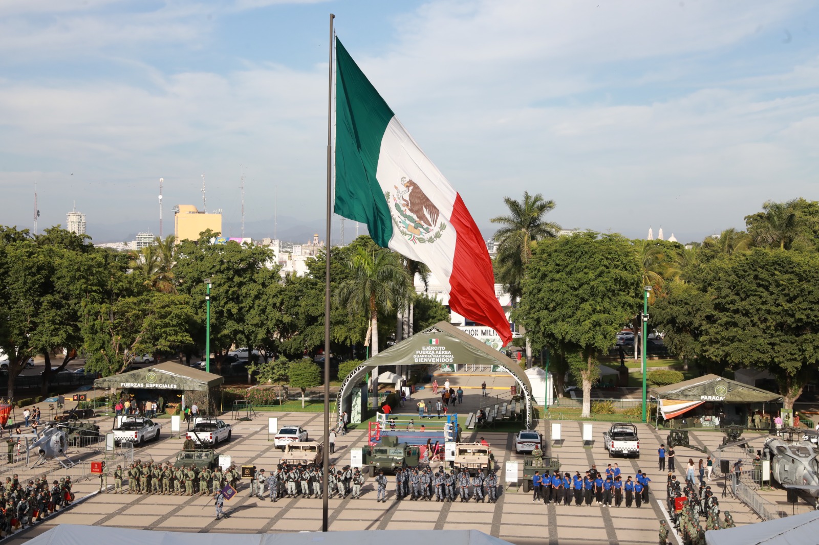 -	El gobernador del estado clausuró la Exposición Militar “La Gran Fuerza de México”, que registró una afluencia de 187 mil visitantes en estos 30 días