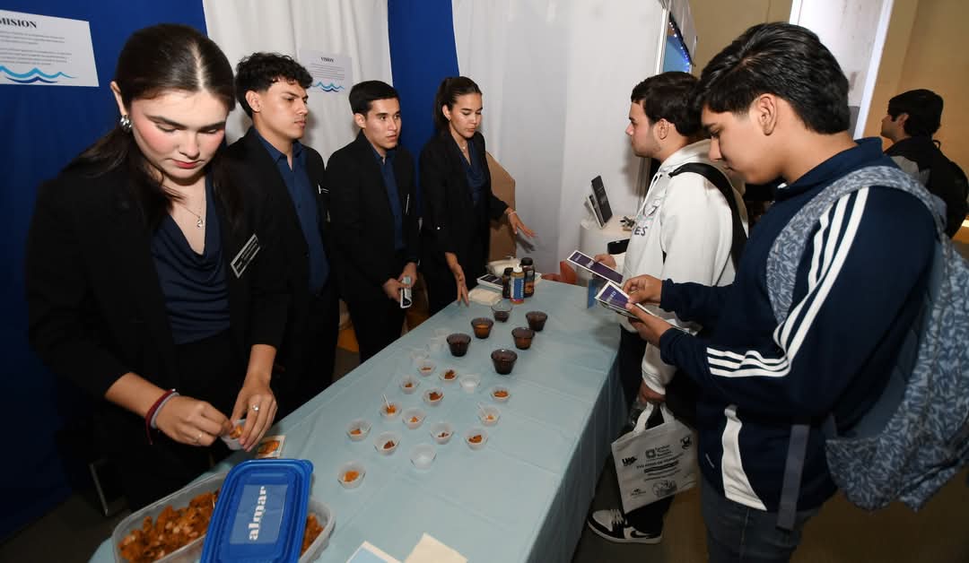 Propiciando un entorno académico en donde los estudiantes puedan desarrollar de manera efectiva su potencial, se inauguró la vigésima séptima edición de la Feria de Comercio Internacional “Sinaloa Exporta” en la Universidad Autónoma de Sinaloa, Unidad Regional Sur.
