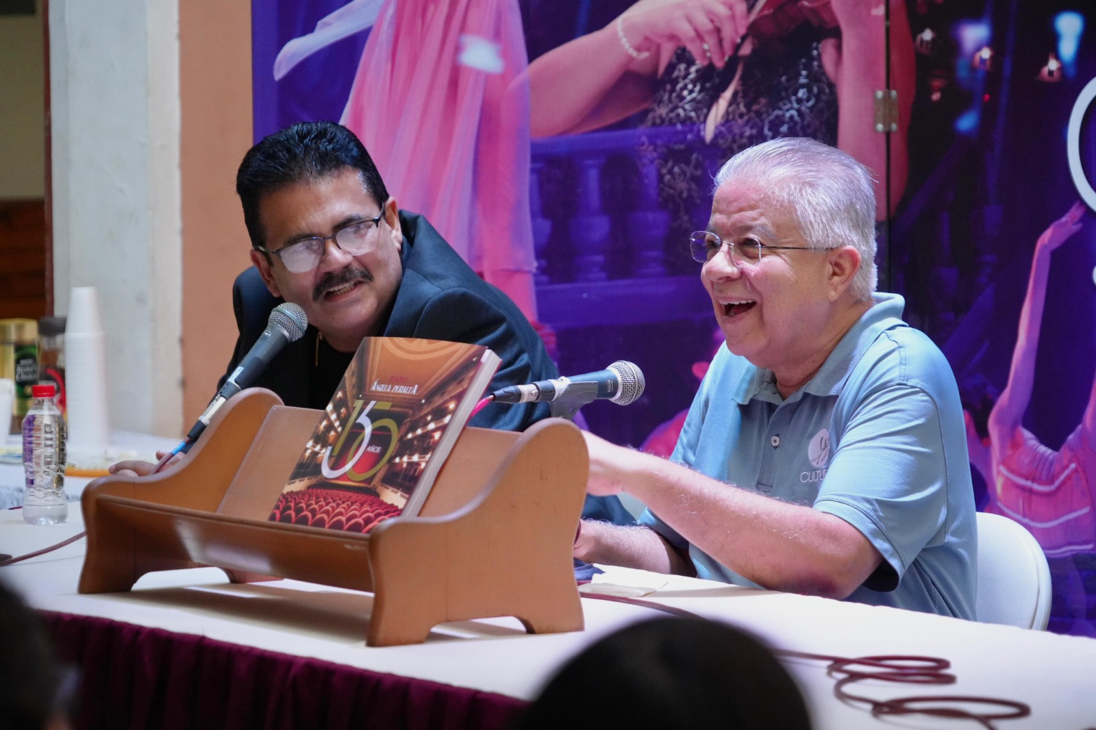 El escritor Juan José Rodríguez y el historiador Enrique Vega Ayala, ofrecieron una interesante charla sobre la historia del Teatro Ángela Peralta en el marco de "Diálogos de nuestra historia".