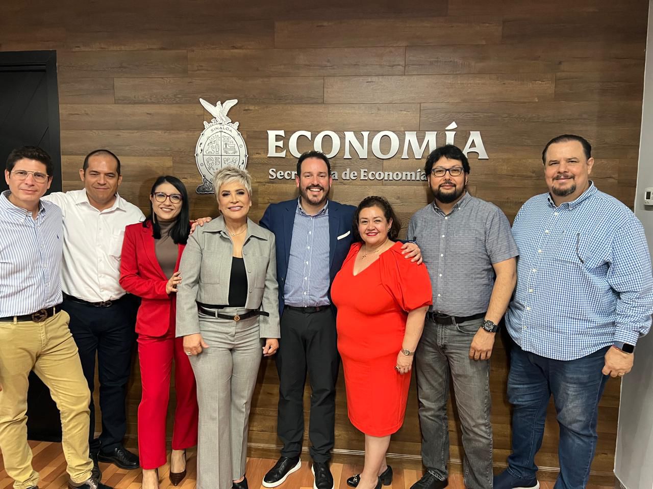 - El secretario de Economía de Sinaloa, Ricardo Velarde Cárdenas, sostiene reuniones con líderes de cámaras y asociaciones empresariales para diseñar una convocatoria que asegure el uso estratégico de los 62 millones de pesos destinados a reactivar la economía local. Este esfuerzo busca atender las necesidades específicas de los sectores más afectados en la zona centro del estado.