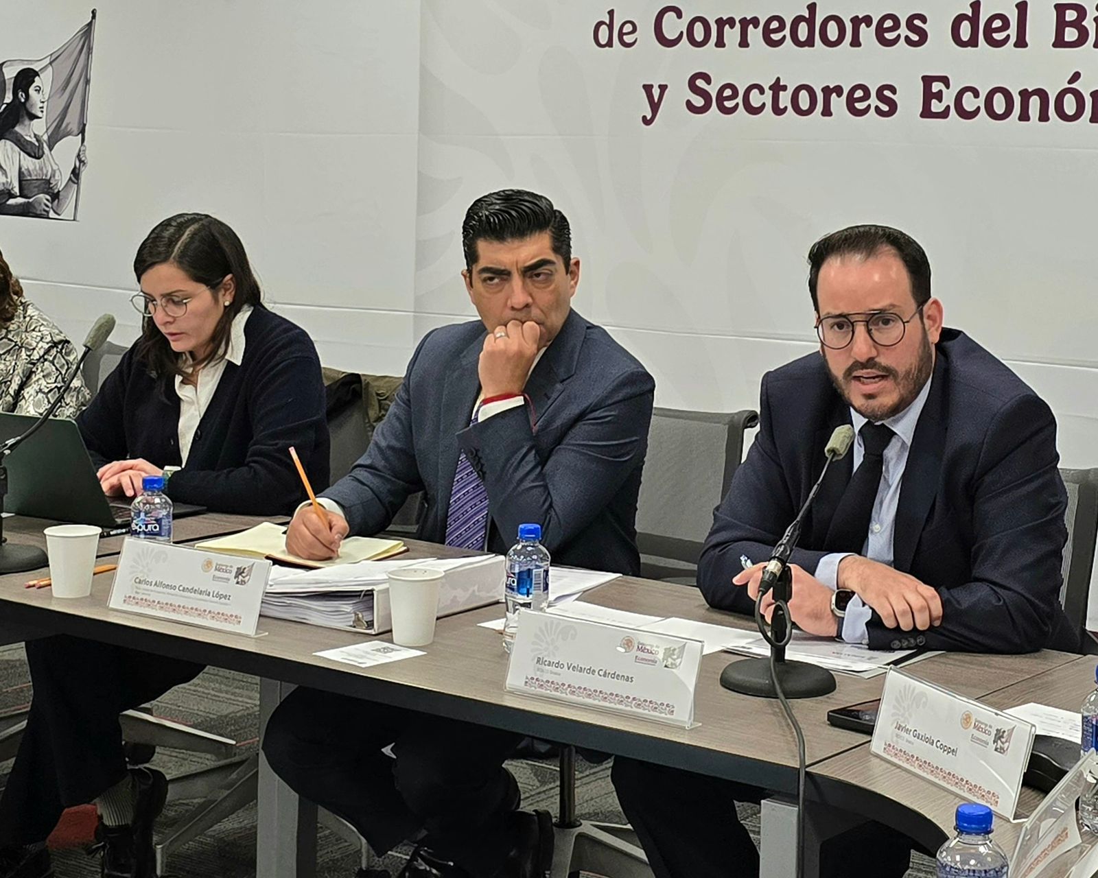 En una reunión en la Secretaría de Economía Federal, el secretario de Economía de Sinaloa, Ricardo Velarde Cárdenas presentó los proyectos estratégicos que impulsarán el crecimiento de Sinaloa. El reto es seguir trabajando en las zonas norte, centro y sur del estado para consolidar estas iniciativas, comentó el funcionario.