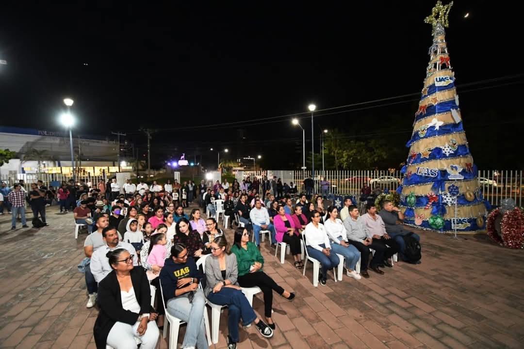 -	Como en cada época decembrina, el espíritu navideño llegó a la Universidad Autónoma de Sinaloa (UAS), con el simbólico encendido del tradicional árbol, en su edición 2024.