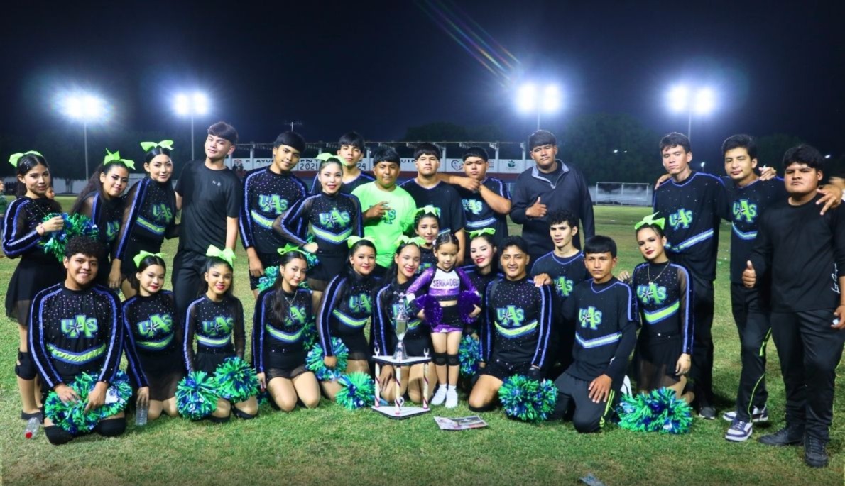 El campo Perla Camaronera de la Unidad Deportiva Benito Juárez se convirtió en un hervidero de emoción con la exhibición de bandas de guerra y el emocionante concurso de porristas. Organizado por el departamento de Vinculación Educativa, encabezado por el profesor José Guadalupe González León, este evento no solo fue una muestra del talento de nuestros jóvenes, sino que también sirvió para recaudar fondos en beneficio del DIF Escuinapa.