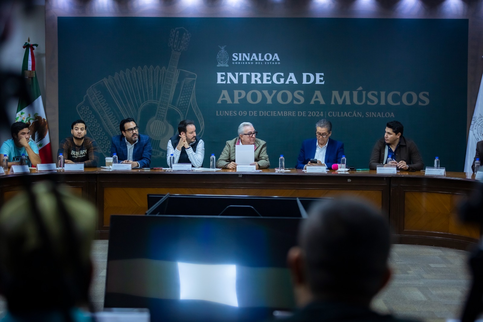 -	El mandatario estatal propuso crear un programa cultural para llevar la música a las colonias y pueblos de Sinaloa.