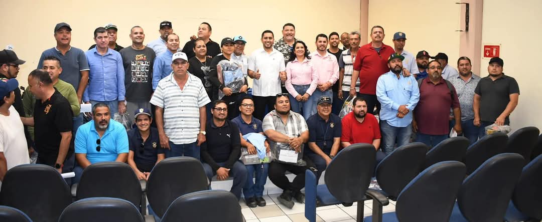 Cumpliendo con el contrato colectivo de la Universidad Autónoma de Sinaloa, se realizó la entrega de uniformes a personal de vigilancia y veladores, en la Unidad Regional Sur por parte del Sindicato Único de Trabajadores de la UAS (SUNTUAS).