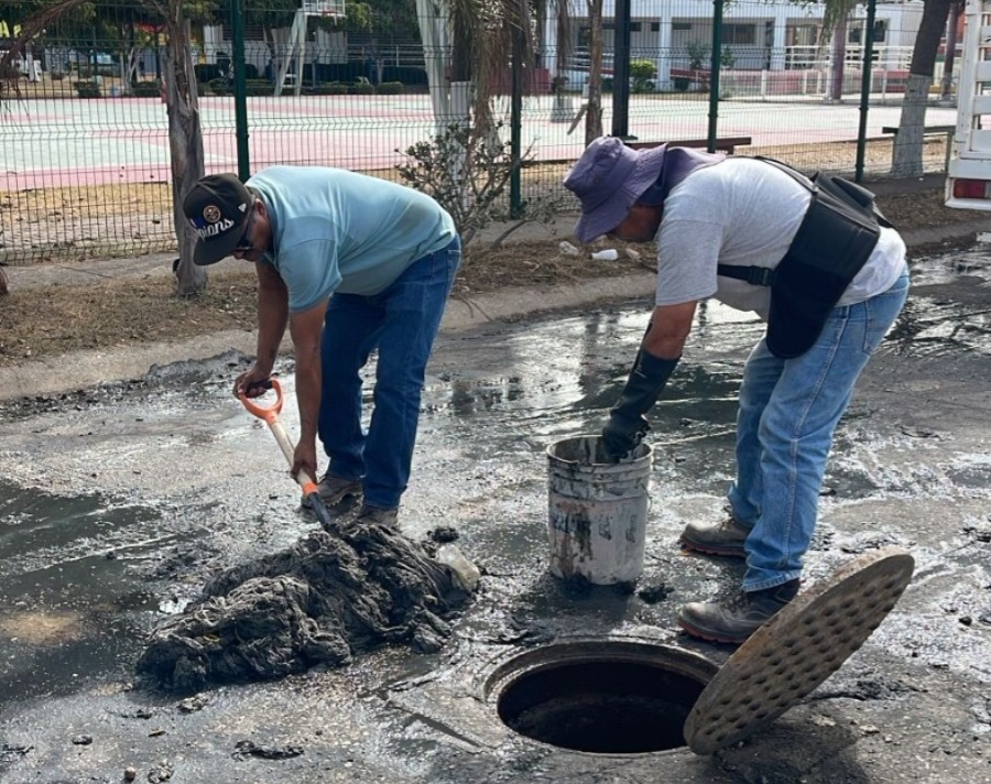 -	Se sacaron casi 2 metros cúbicos de sólidos durante el desazolve de la red de atarjeas y pozos de visita para favorecer la buena conducción de las aguas residuales