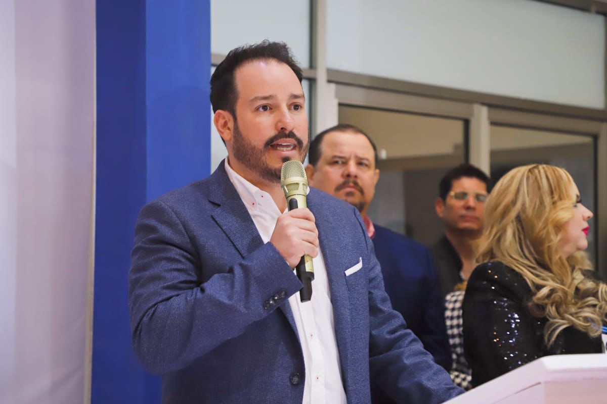 -	Se entregaron apoyos directos del Programa Económico Emergente "Sinaloa Late Fuerte" a 140 comerciantes ambulantes y restauranteros. Con esta acción, el Gobierno de Sinaloa ha dispersado un total de 1 millón 605 mil pesos en el puerto de Altata para la reactivación económica. 
