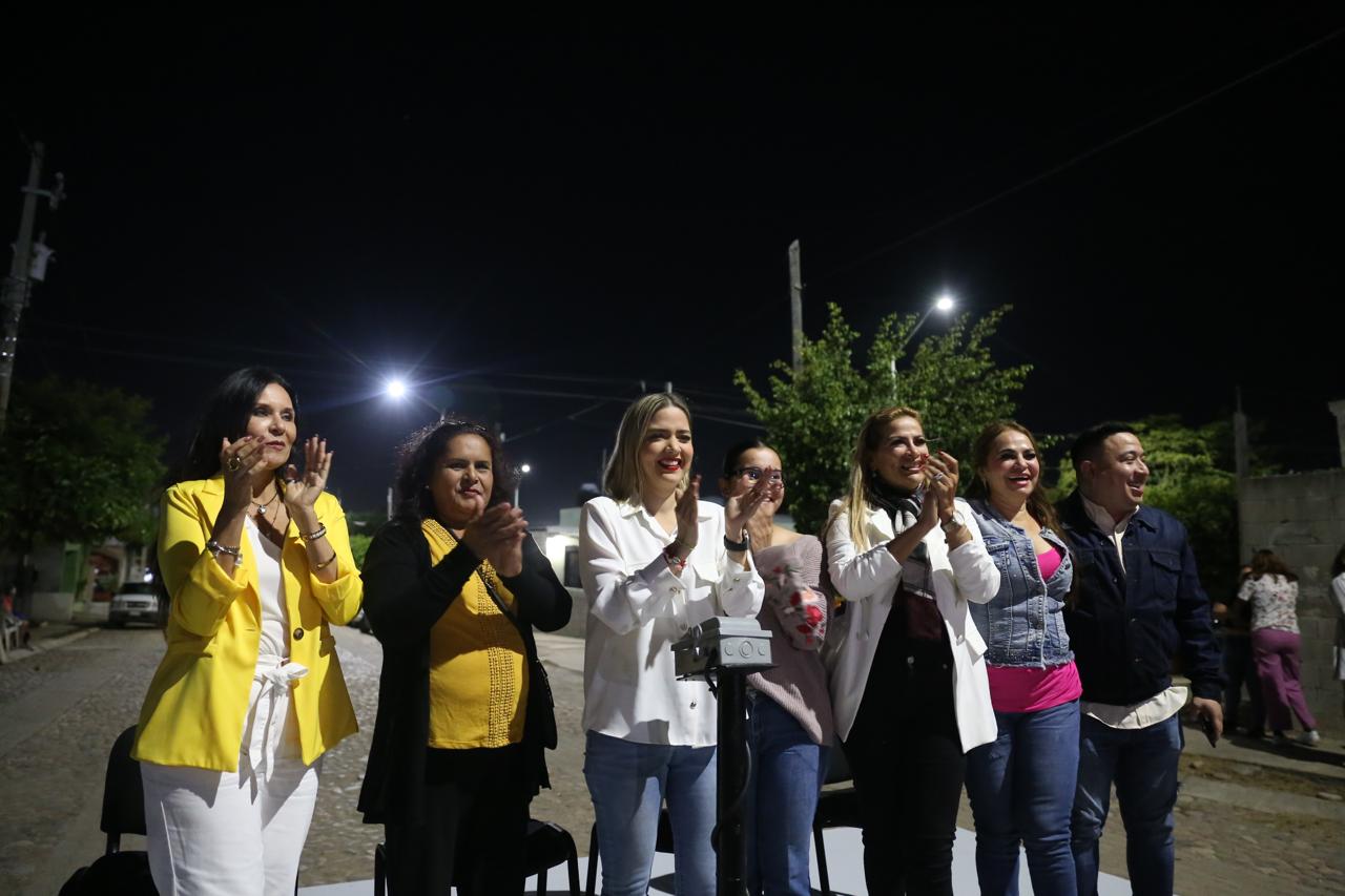 -	La Presidenta Municipal, Estrella Palacios Domínguez, llega al fraccionamiento con el programa “Mazatlán Brilla”, para brindar un mayor bienestar a las familias 