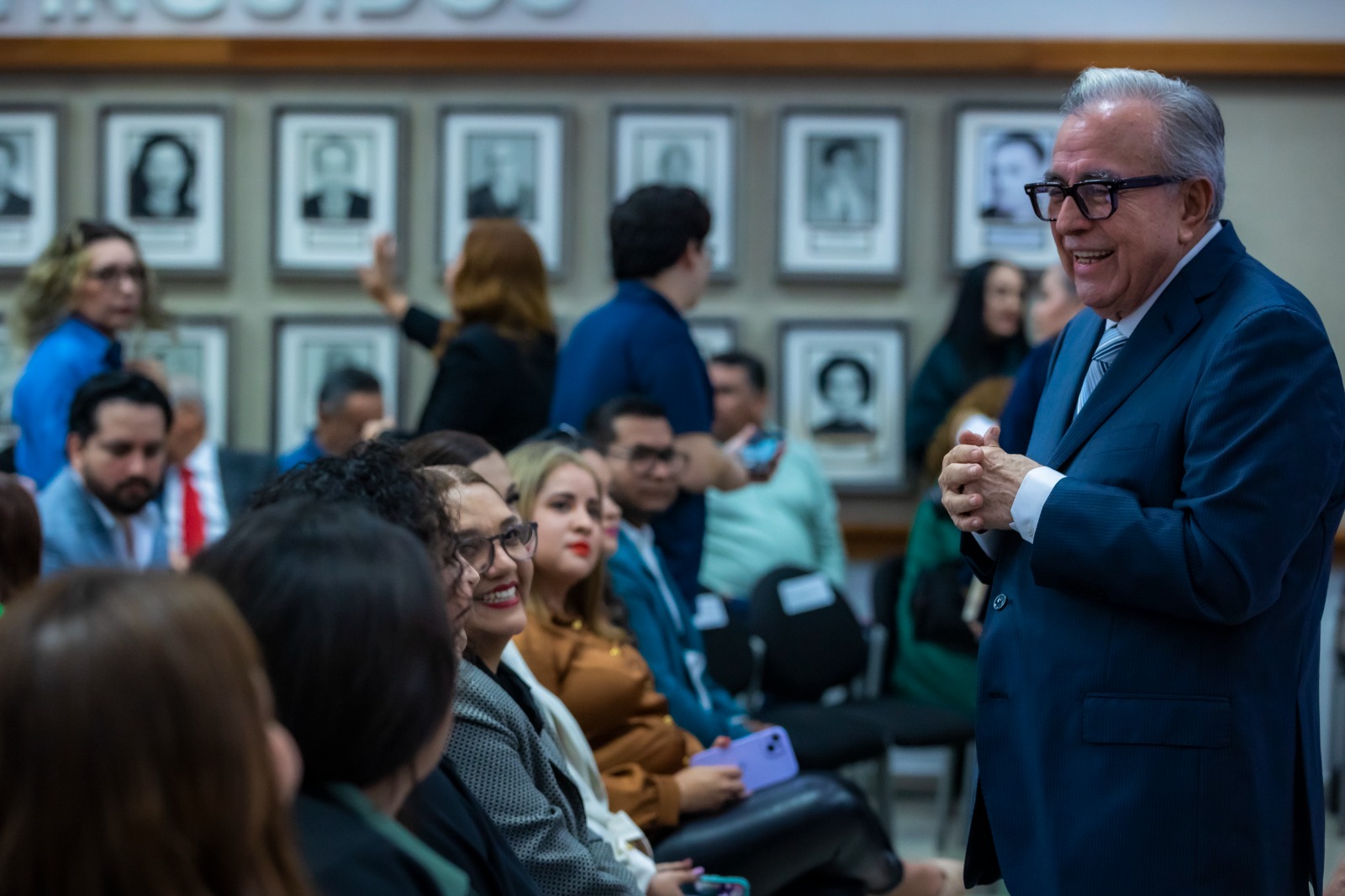 - Al entregarles su diploma, anunció que también se harán acreedores a un bono de 10 mil pesos, el cual quedará instituido en lo sucesivo en su gobierno