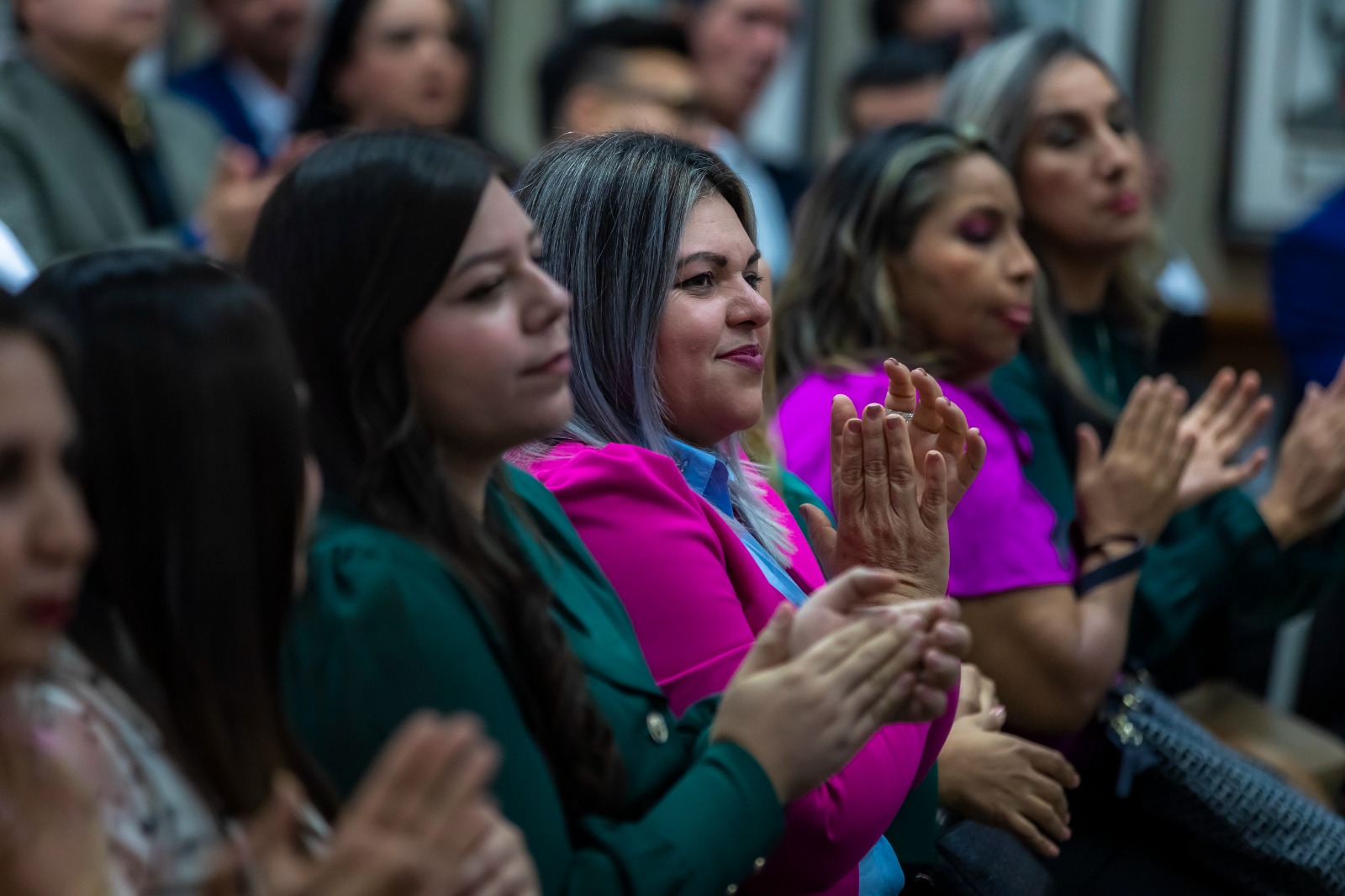 - Al entregarles su diploma, anunció que también se harán acreedores a un bono de 10 mil pesos, el cual quedará instituido en lo sucesivo en su gobierno
