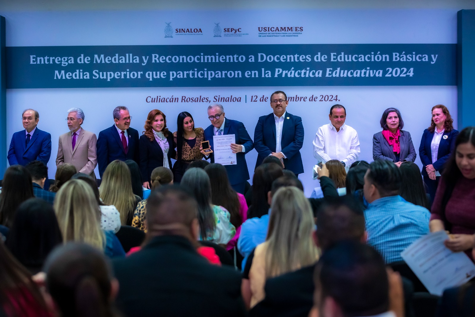 - Al entregarles su diploma, anunció que también se harán acreedores a un bono de 10 mil pesos, el cual quedará instituido en lo sucesivo en su gobierno