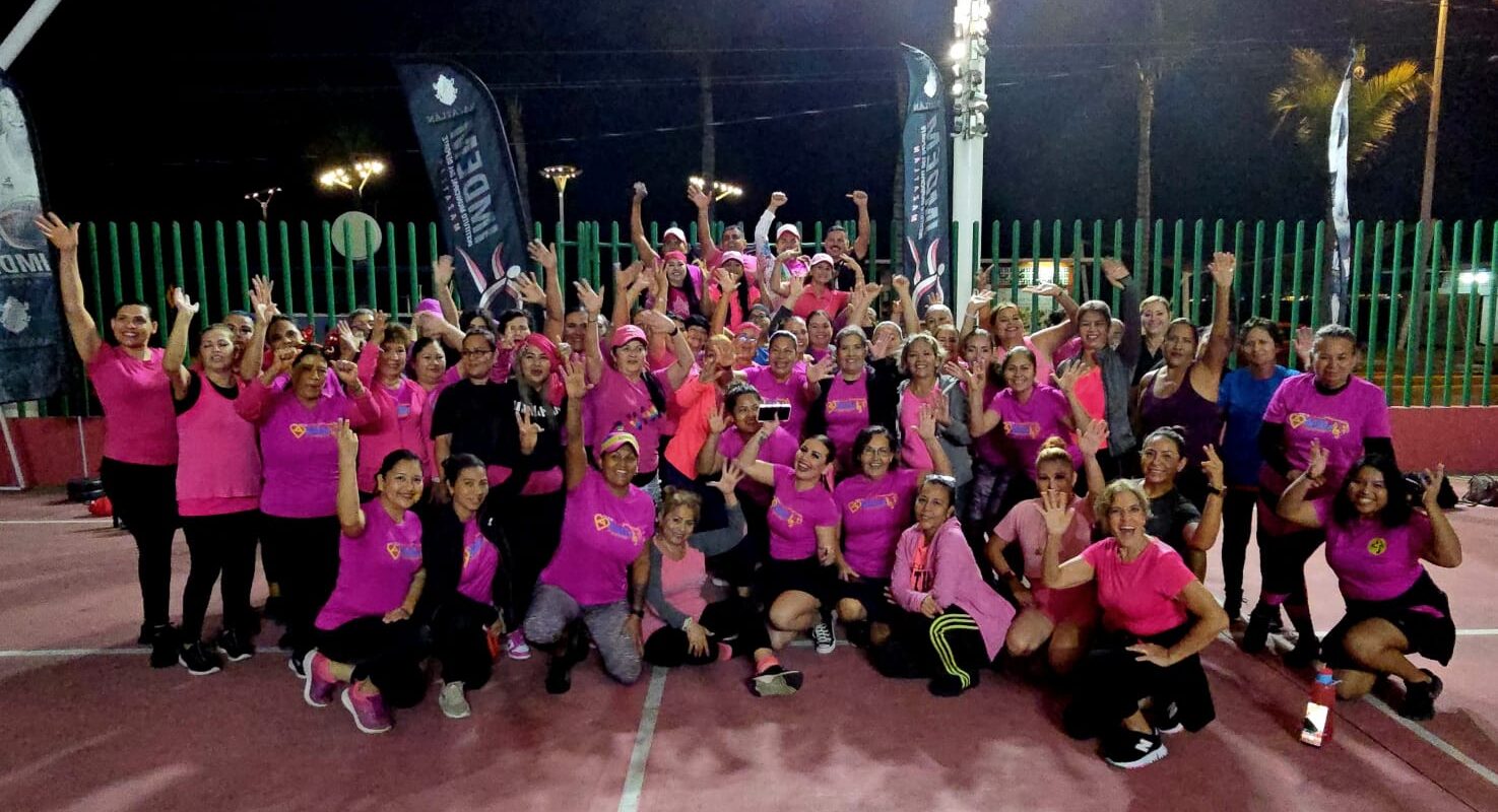 Alrededor de 100 amantes del baile y danza fitness se reúnen en la cancha del Parque Martiniano Carvajal para activarse al ritmo de los géneros musicales más prendidas