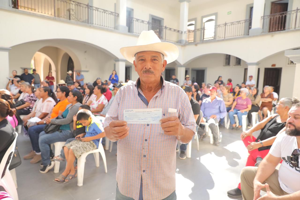 - El secretario de Economía, Ricardo Velarde Cárdenas, entregó apoyos directos a 130 comerciantes, microempresarios y restauranteros de San Ignacio.