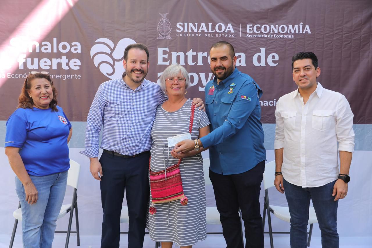 - El secretario de Economía, Ricardo Velarde Cárdenas, entregó apoyos directos a 130 comerciantes, microempresarios y restauranteros de San Ignacio.