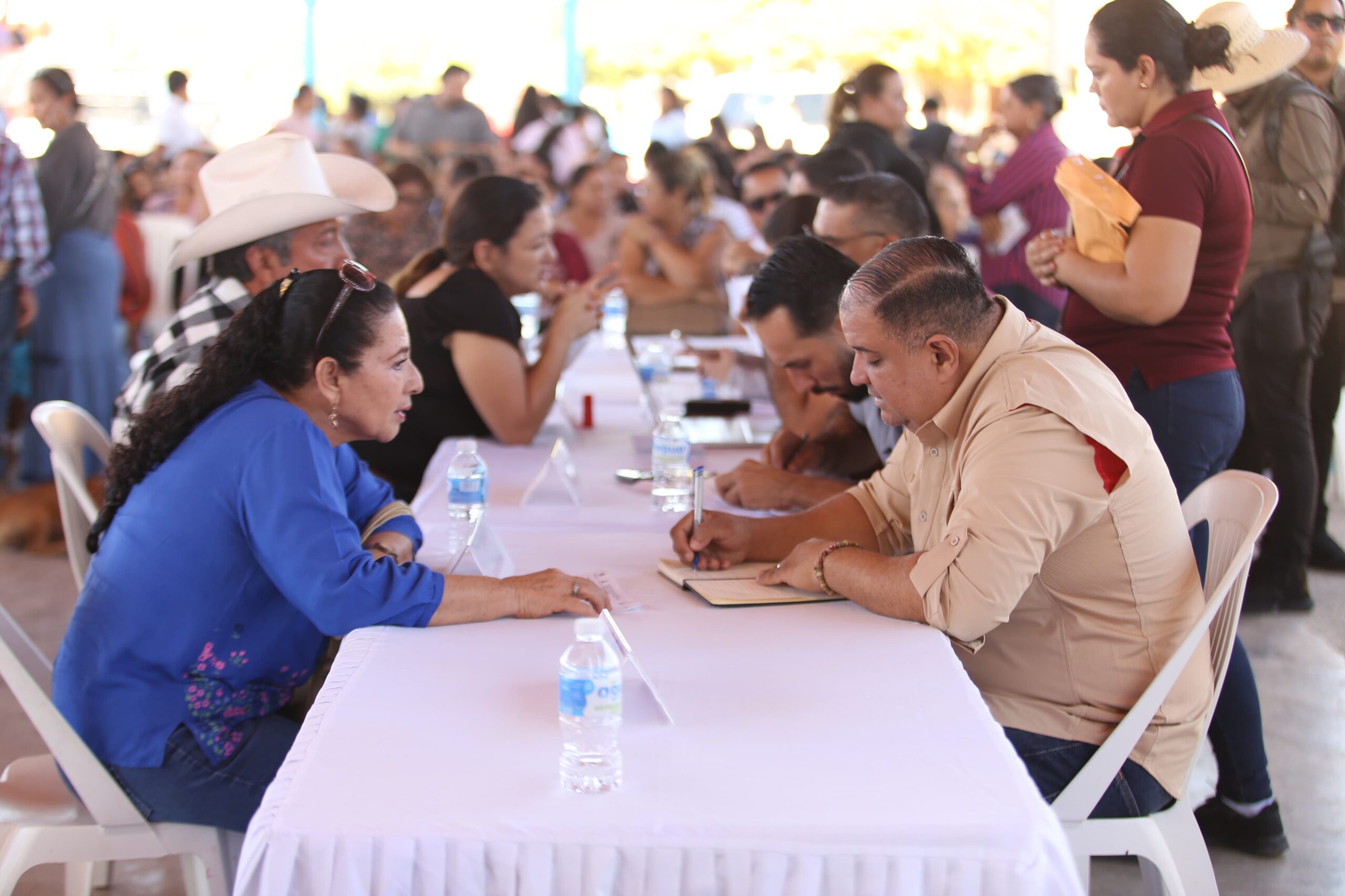 – “Contigo Mazatlán” atiende la zona rural; este sábado, la Presidenta Municipal hizo entrega de diversos apoyos y atendió de manera personalizada a decenas de vecinos de la sindicatura de El Habal 