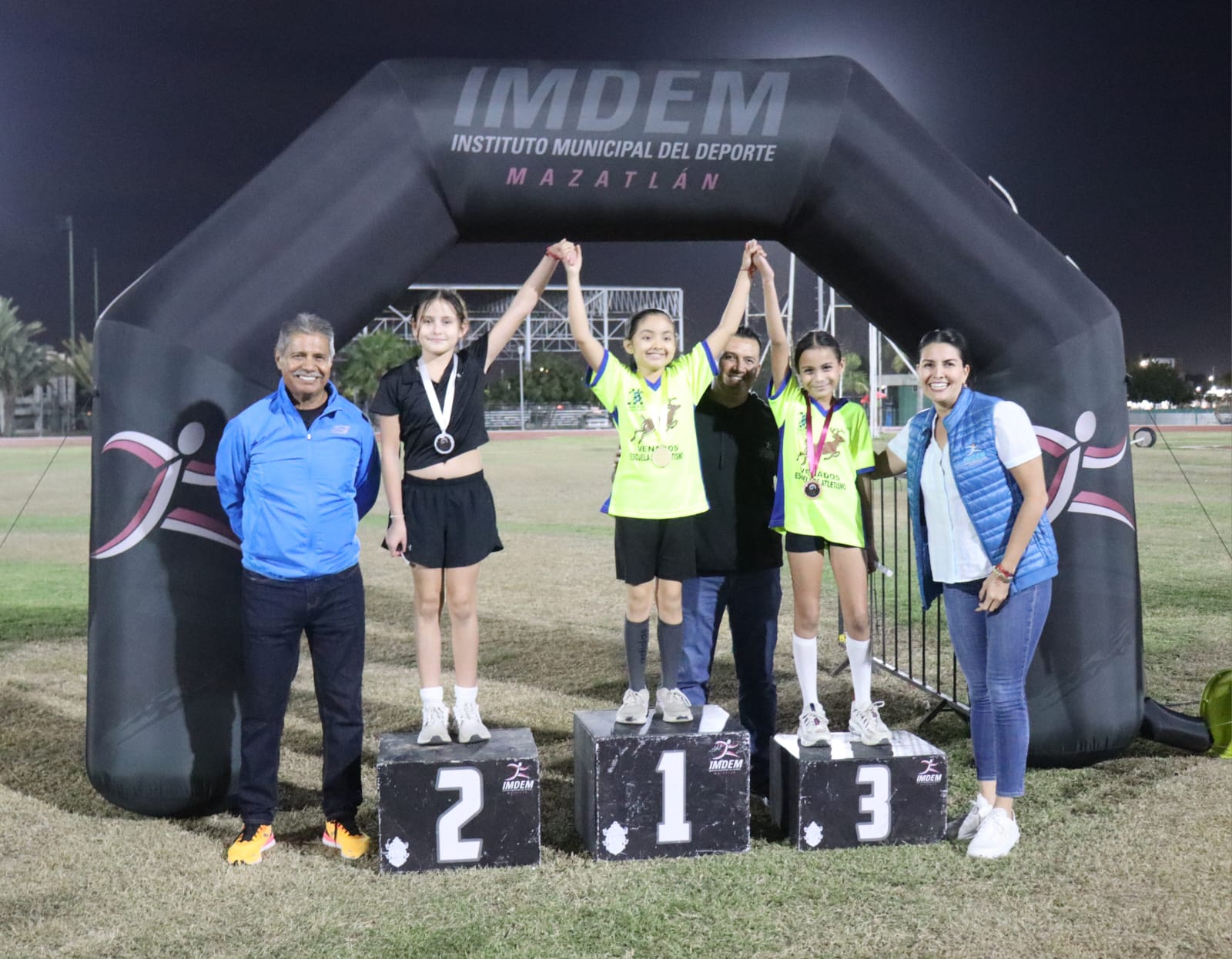 Amigos, familiares e integrantes de la comunidad runner, se dieron cita en la pista de atletismo de la Unidad Deportiva Benito Juárez, para celebrar el octavo aniversario de Deportivo Dragones.